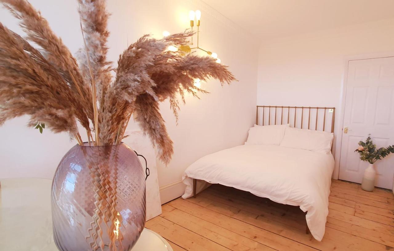 Elegant 5 Bed 4 Bath 'Vogue House' Parisian Style Home Margate Bagian luar foto