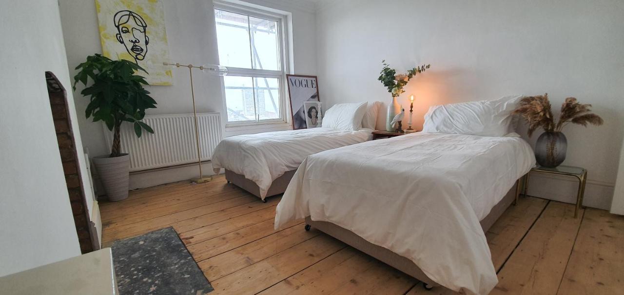 Elegant 5 Bed 4 Bath 'Vogue House' Parisian Style Home Margate Bagian luar foto